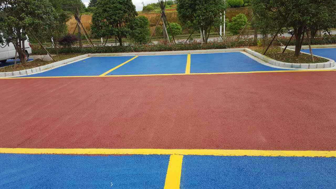 西山公園生態(tài)停車場開鋪透水地坪啦！