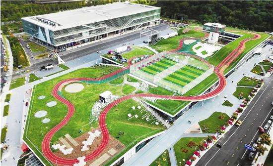 在高樓大廈的上空跑步、踢足球、跳房子你敢想嗎？