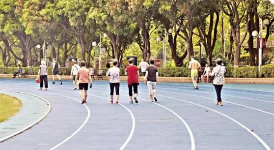 心痛！中山公園藍(lán)跑道破損，愛它請(qǐng)別用“鐵蹄”踩！