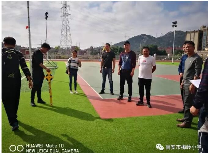 梅嶺助學(xué)助困協(xié)會對塑膠跑道進(jìn)行驗收！