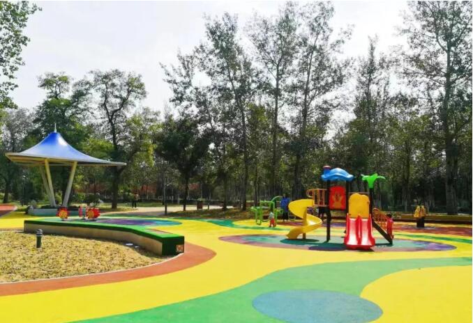 雜草叢生、違法建設(shè)、垃圾遍地……現(xiàn)在，這里變身5個健身公園