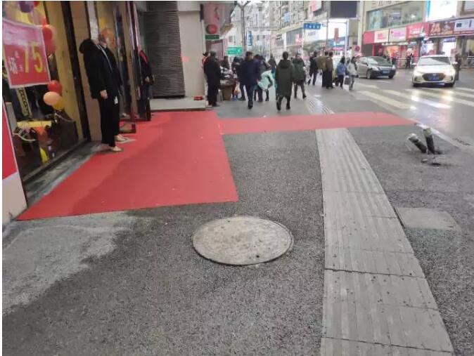 快看，平昌老城區(qū)人行道鋪設(shè)透水混凝土