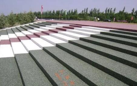公園里水泥基地面已經(jīng)過時(shí)了，趕緊換透水地坪吧