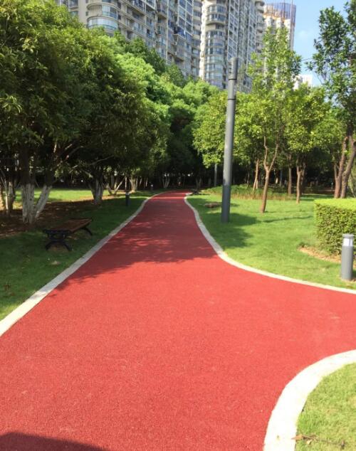 南昌紅谷灘新區(qū)風(fēng)華路的路會“喝水”防積水、防滑、降噪！
